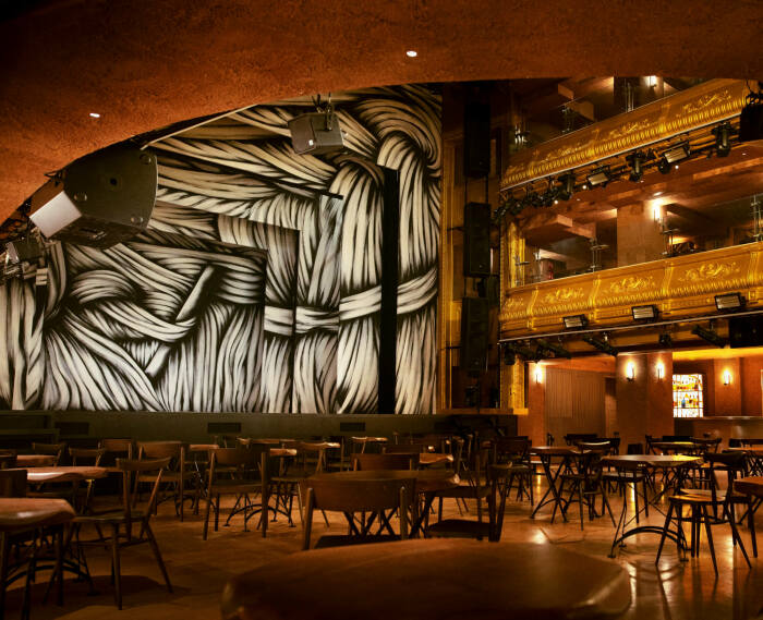 Оформление зала театра от Филиппа Старка (TEATRO ESLAVA). | Фото: digitalavmagazine.com.