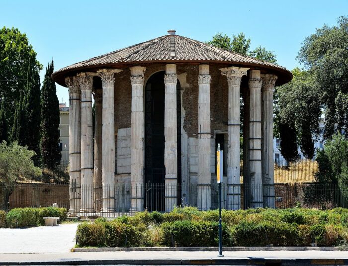 Храм Геркулеса Непобедимого – самое древнее сооружение Рима, практически полностью построенное из мрамора (Италия). | Фото: wikimapia.org.