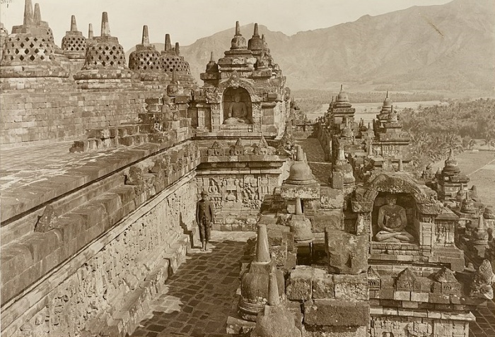 Одна из террас храма после реставрационных работ, проведенных в 1913 г. (Borobudur Temple Complex, о. Ява). | Фото: en.wikipedia.org.