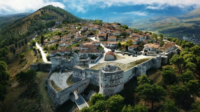 The Castle of Berat — один из крупнейших фортификационных памятников архитектуры на всем Балканском полуострове. | Фото: onceinalifetimejourney.com.