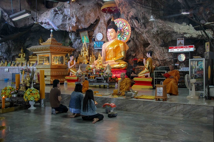 В Храме Тигровой пещеры помедитировать может каждый. | Фото: thaiunikatravel.com.