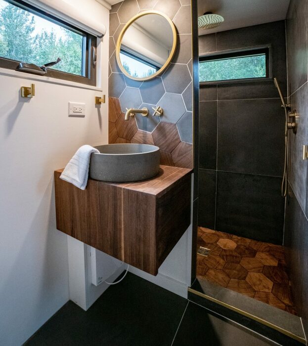 Даже не верится, что такая роскошная ванная оборудована в крошечном доме на колесах (The Trahan, Канада). | Фото: tinyhouseallianceusa.org.