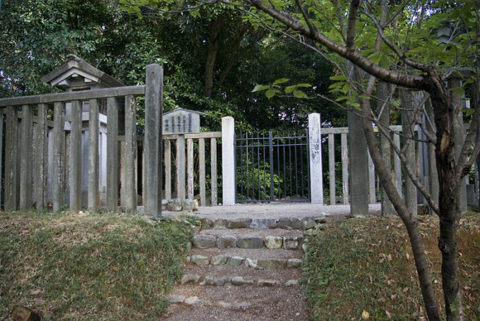 Культовое захоронение принцессы Яматохимэ-но-микото возле святилища Исэ (Ise Jingu, Япония). | Фото: en.wikipedia.org.