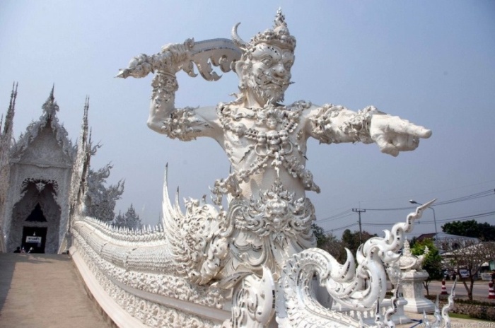 Некоторые «герои» The White Temple пугают своим зловещим видом (Смерть указывает на грешников). | Фото: discoverwalks.com.