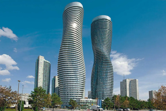 За впечатляющую изогнутую форму две высотки комплекса назвали «здания Мэрилин Монро» (Absolute World Towers, Канада). | Фото: constructioncanada.net.