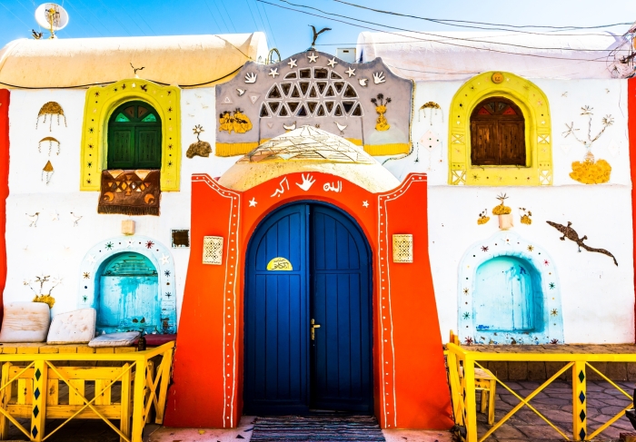 Красочный нубийский дом – традиционный стиль росписи, преобладающей в поселениях этноса хауса. | Фото: commonedge.org.