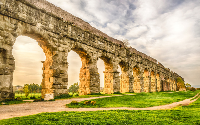 Aqua Claudia – акведук, ошеломляющий совершенством своих монументальных арок из камня, красного туфа и травертина (Италия). | Фото: walksinsiderome.com.  