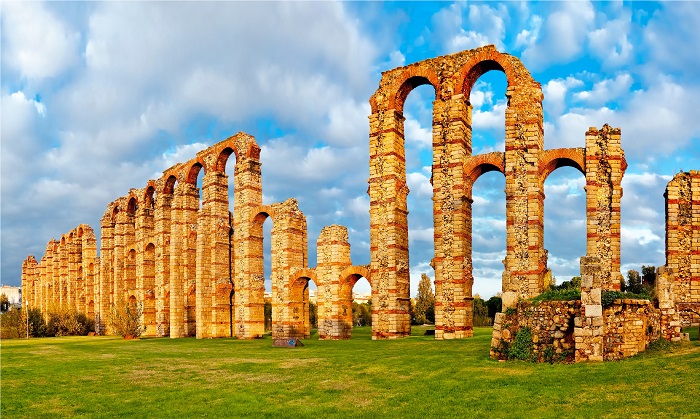 Акведук Miraculous Aqueduct является частью археологического ансамбля Мериды, признанного объектом Всемирного наследия ЮНЕСКО (Испания). | Фото: supertravelr.com.