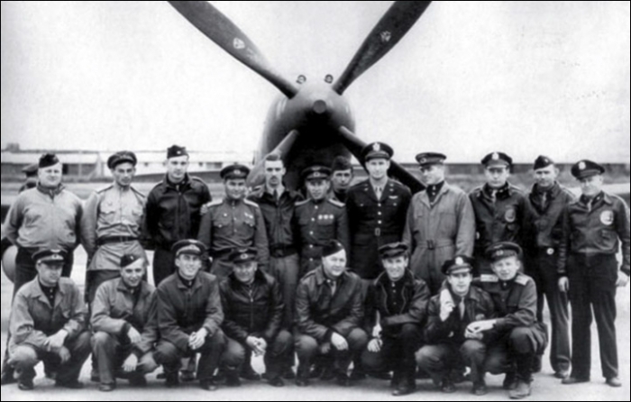 Советские и американские летчики на аэродроме Лэдд Филд, Фэрбенкс (1944 год, Аляска). | Фото: siberiantimes.com.