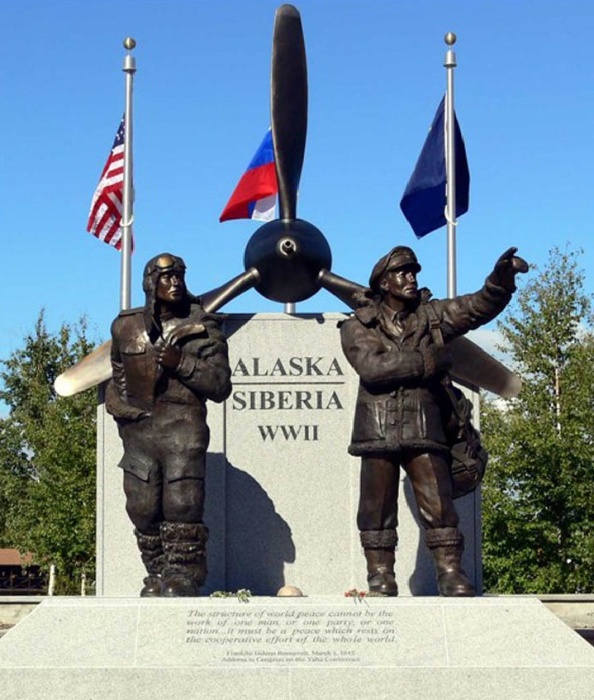 Памятник героическим авиаторам АЛСИБ в Фэрбенксе (Аляска). | Фото: siberiantimes.com.