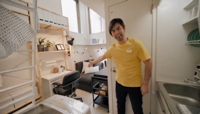 Представитель компании IKEA Japan приглашает взглянуть на микро-квартиру, которую можно снять всего за 86 центов. © IKEA JAPAN.