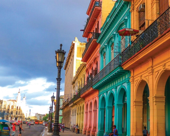  Гавана поражает своим разноцветьем и переплетением архитектурных стилей (Куба). | Фото: ngenespanol.com.