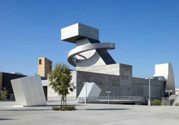С появлением бетона и металлоконструкций, динамизм в архитектуре стал вполне реальным (Школа визуальных и исполнительских искусств Кортинеса в Лос-Анджелесе, США). | Фото: fanni123.livejournal.com.