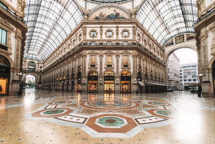 Более чем впечатляющий вестибюль арт-отеля Galleria Vik Milano, расположенного в историческом центре Милана в одном из величественных особняков 1860-х годов постройки (Италия). | Фото: galleriavikmilano.com.