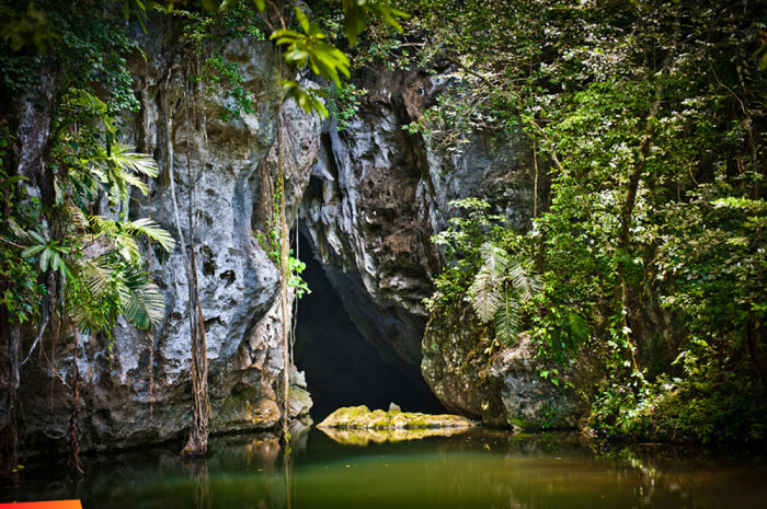 Бартон-Крик – самая большая речная пещера в Белизе, где были найдены артефакты, датируемые 200-900 гг. нашей эры. | Фото: jacadatravel.com.