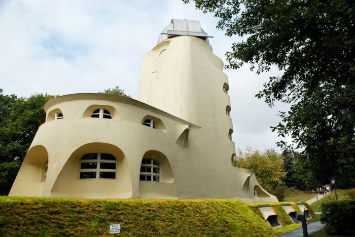 Башня Эйнштейна – обсерватория в Потсдаме, строительство которой поддержал сам Эйнштейн (Германия). | Фото: mosintour.ru.