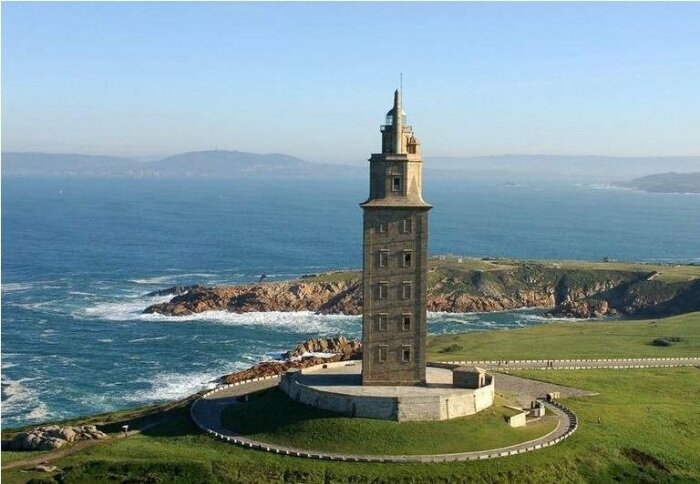 Башня Геркулеса, расположения на живописном полуострове, – старейший и один из самых красивых маяков в мире (Ла-Корунье, Испания). | Фото: tripstodiscover.com.