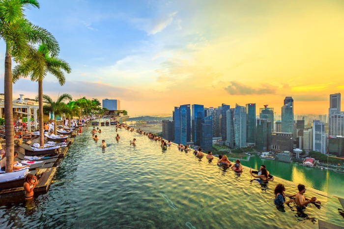 150-метровый видовой бассейн на самой высокой консольной террасе в мире – экстремальный аттракцион для любителей пощекотать себе нервы (Marina Bay Sands, Сингапур. | Фото: tonkosti.ru