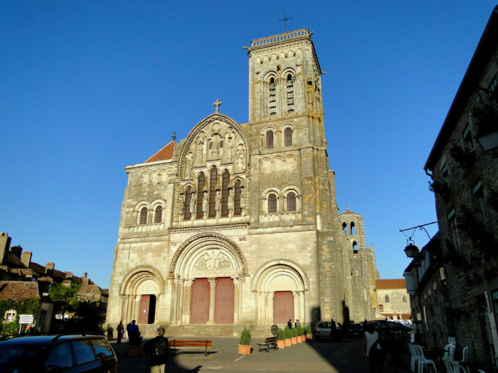 Церковь Святой Марии Магдалины была построена в XII веке в бенедиктинском аббатстве в Везле (Франция). | Фото: lookandtravel.ru.