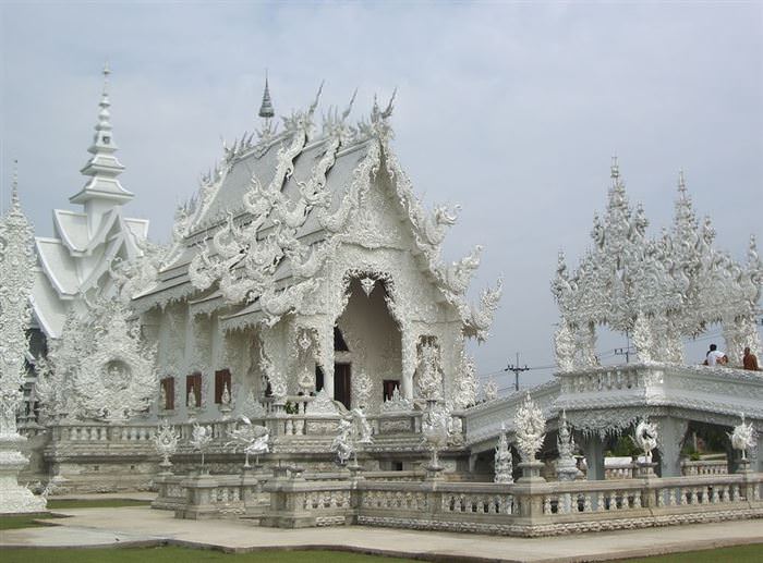 Это не компьютерная графика и не божественный подарок, а самое настоящее рукотворное чудо (The White Temple, Таиланд). | Фото: theorangebackpack.nl.