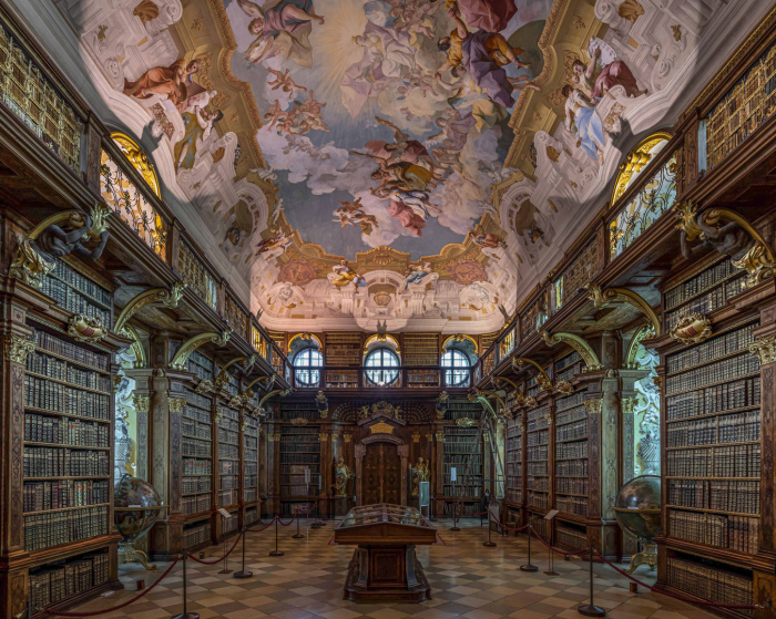 В монастыре сохранилась уникальная библиотека с древними книгами и ценнейшими рукописями (Melk Abbey, Австрия). | Фото: franks-travelbox.com. 