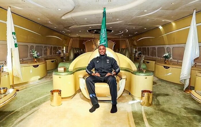 Тот самый нигериец, который посмел осквернить «трон» члена королевской семьи (Одион Игало, VIP Boeing 747-400). | Фото: mirror.co.uk.