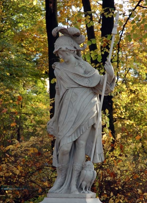 Мраморная статуя Минервы появилась в коллекции паркового ансамбля Летний сад в 1707 году (Санкт-Петербург). | Фото: spbfoto.spb.ru.