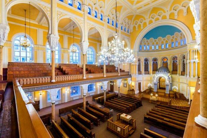 Главный зал Большой Хоральной синагоги вмещает до 1,5 тыс. человек. | Фото: tournavigator.pro.