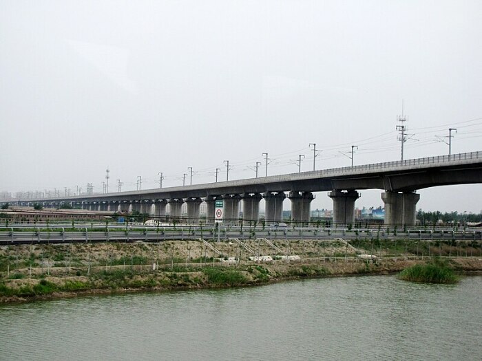 Большой мост Тяньцзиня – является железнодорожным мостом, соединившим Цинцзянь и Ланфан (Китай). | Фото: ru.wikipedia.org.