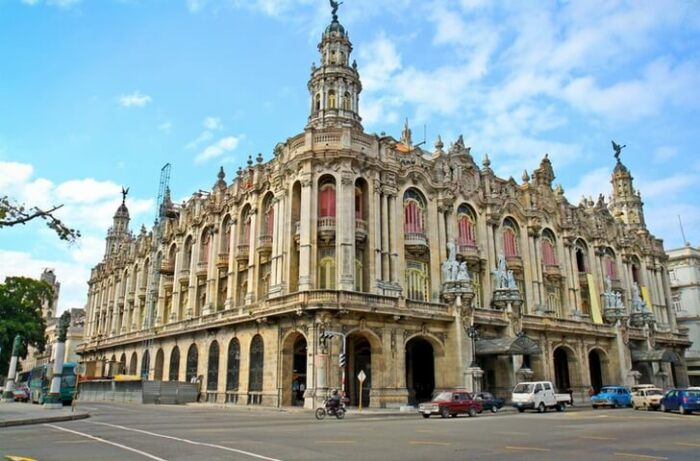Здание Большого театра Гаваны является впечатляющим образцом стиля барокко (La Habana Vieja, Куба). | Фото: viajandoporelmundomundial.com.