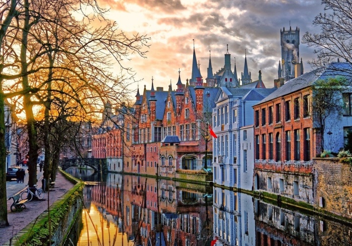 Брюгге – один из самых красивейших городов Европы, где памятники средневековой архитектуры эффектно отражаются в водах множества каналов (Бельгия). | Фото: paradis.voyage.