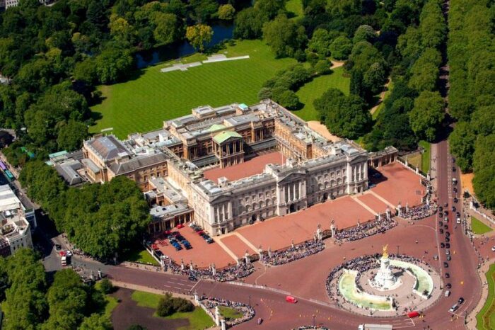Самая популярная достопримечательность Лондона все так же является резиденцией королей (Великобритания). | Фото: miroworld.ru.