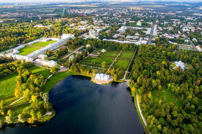 Вид на дворцово-парковый комплекс «Царское Село» с высоты. | Фото: putidorogi-nn.ru.