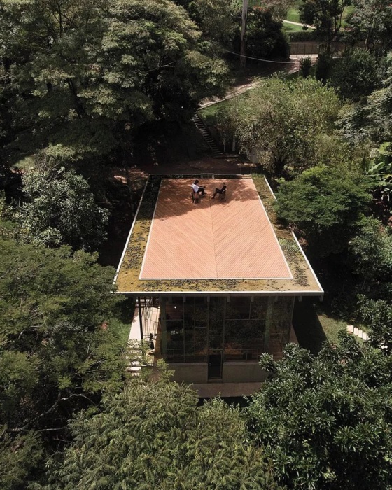 Преимущества плоской крыши использовали для обустройства зоны чтения и отдыха в окружении верхушек деревьев (Casa Biblioteca, Бразилия). | Фото: interior.ru.