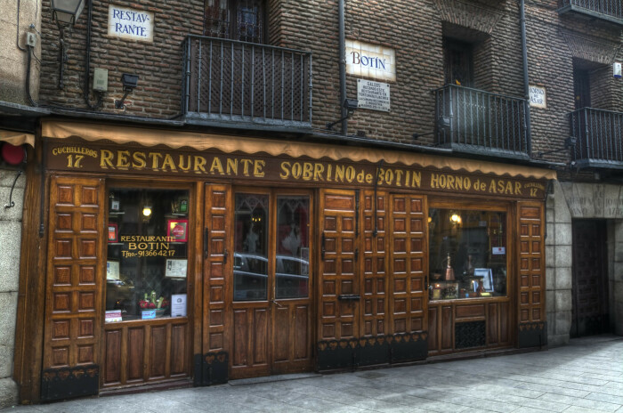 Ресторан Ботин на протяжении 300 лет предлагает гораздо больше, нежели нежнейших молочных поросят или ягнят (Мадрид, Испания). | Фото: lavanguardia.com.