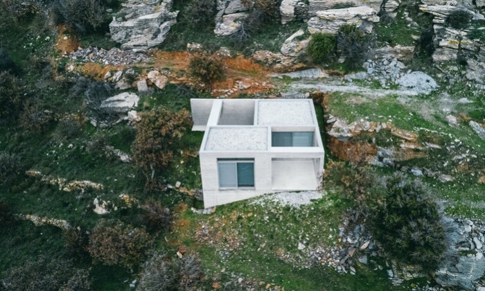 В структуре загородной резиденции чередуются жилые пространства и внутренние дворы (The Diagonal House, Греция). | Фото: thisispaper.com.