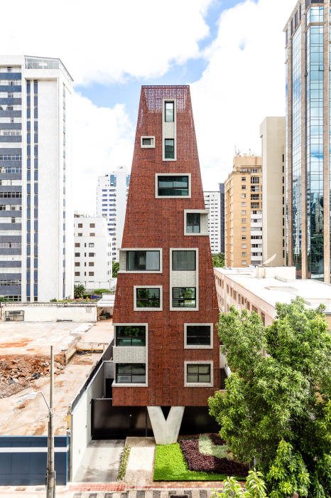 В Бразилии построили ультраузкий 9-этажный жилой дом, который спрятали за перфорированным фасадом (Casamirador Inconfidentes Savassi, Белу-Оризонти). | Фото: globaldesignnews.com.
