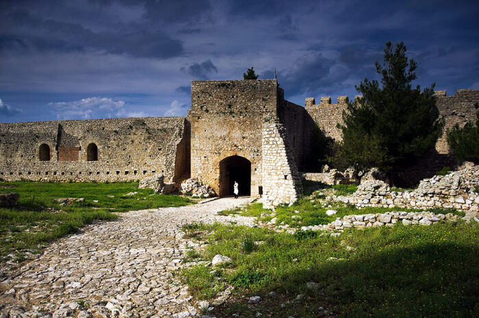 На территорию замка может попасть любой желающий за символическую плату (Chlemoutsi Castle, Греция). | Фото: pizzatravel.com.ua.