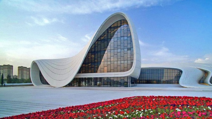 Центр Гейдара Алиева, открывшийся в 2012 году, сражу же стал узнаваемым символом современного Азербайджана (Баку). | Фото: azerbaijan.travel.