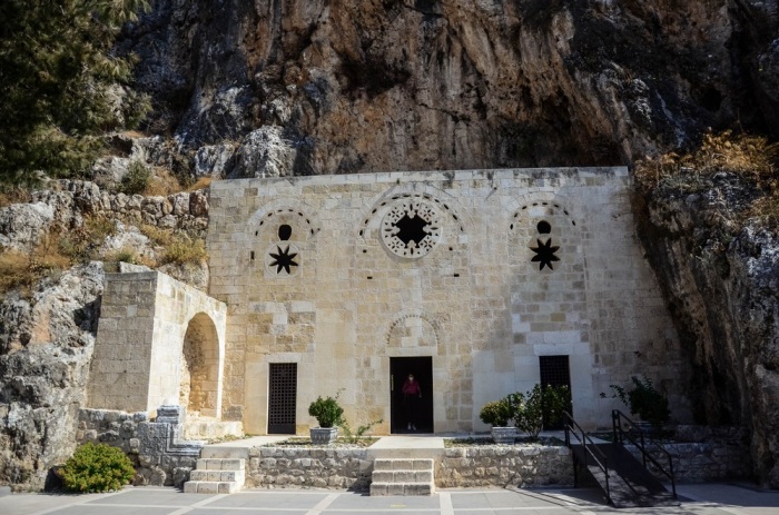 Пещерная церковь Святого Петра, вырубленная на склоне скалы, – одна из старейших христианских святынь в мире (Антакье, Турция). | Фото: alantatour.com.