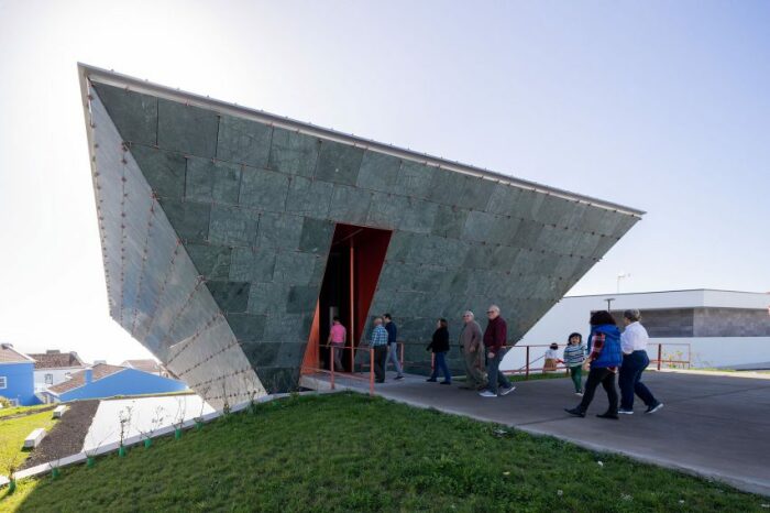 На Азорских островах построили «Часовню вечного света» в виде перевернутой пирамиды (Vila Franca do Campo, Португалия). | Фото: decor.design.