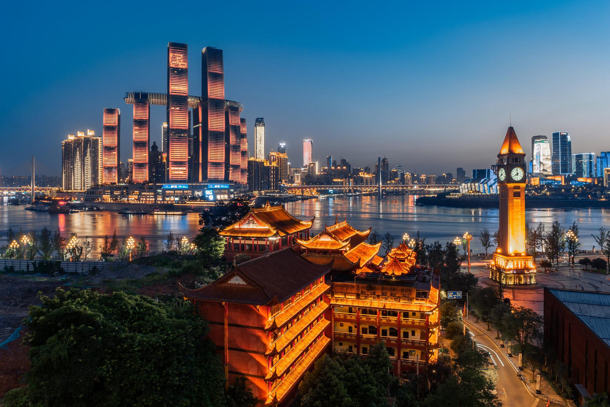 Чунцин — город, пульсирующий традициями, инновациями и футуристическим духом. Чунцин — город, пульсирующий традициями, инновациями и футуристическим духом.