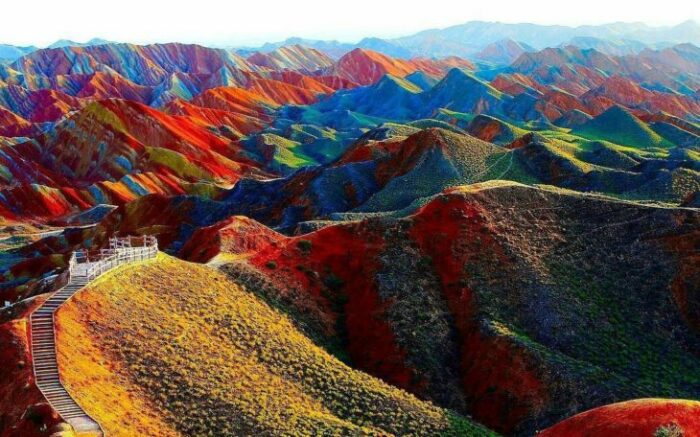 Цветные скалы Чжанъе Данксиа в Геологическом парке провинции Ганьсу в 2010 г. были внесены в Список Всемирного наследия ЮНЕСКО (Ганьсу, Китай). | Фото: mariannatravel.ru.