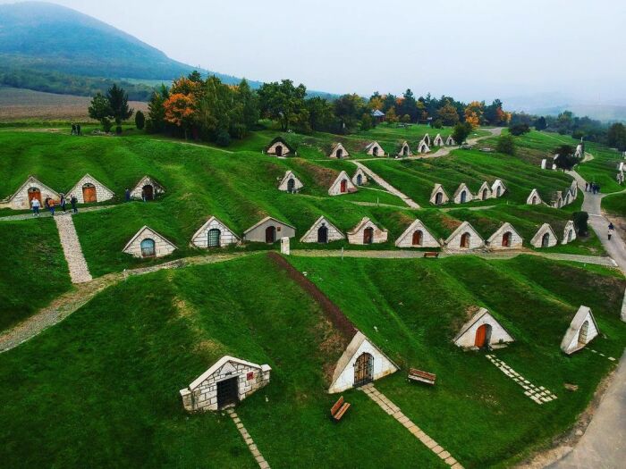 На северо-востоке Венгрии имеется «Деревня хоббитов», но в ней никто не живет (Tokaj-Hegyalja). | Фото: jekatyerinburg.mfa.gov.hu. 