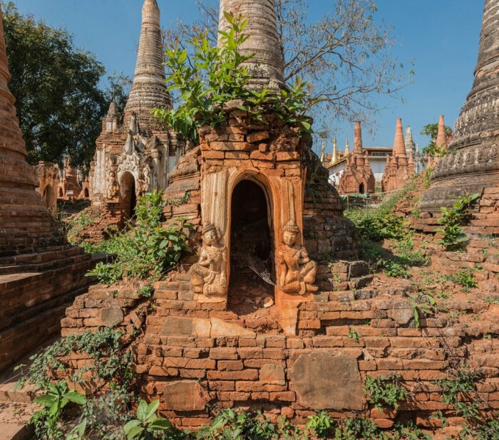 На многих ступах сохранились прекрасные фрески или барельефы (деревня Индейн, Мьянма). | Фото: atlasobscura.com.