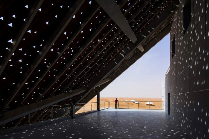 Большие террасы обеспечивают дополнительным местом отдыха посетителей и предохраняют помещения от перегрева (Desert Galaxy, Zhongwei). | Фото: world-architects.com.
