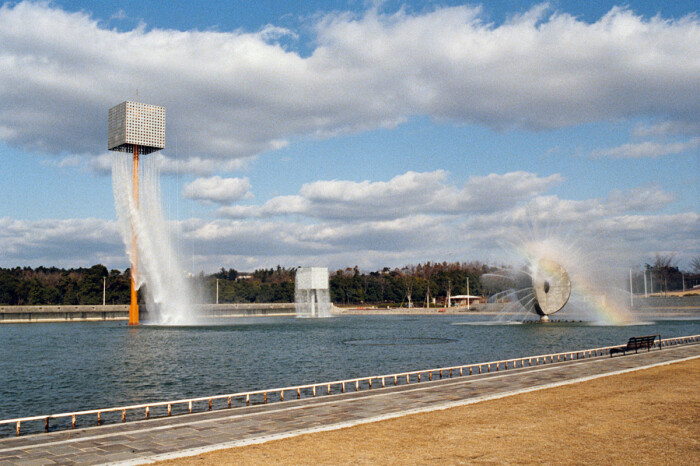 Девять плавающих фонтанов — это художественная инсталляция, ставшая местом притяжения для туристов всех мастей со всего мира (Осака, Япония). | Фото: smapse.com.