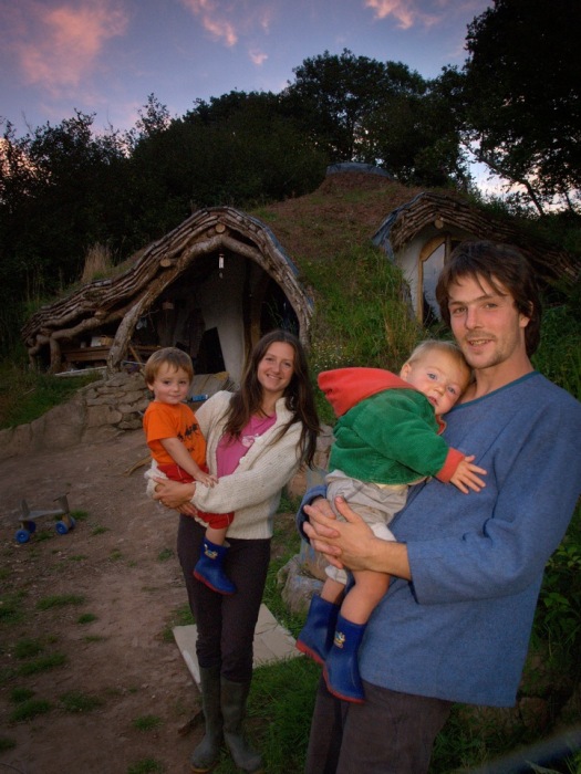 Увлеченный фотограф своими руками построил колоритный Дом хоббита для своей семьи (Уэльс, Великобритания). | Фото: mymodernmet.com.