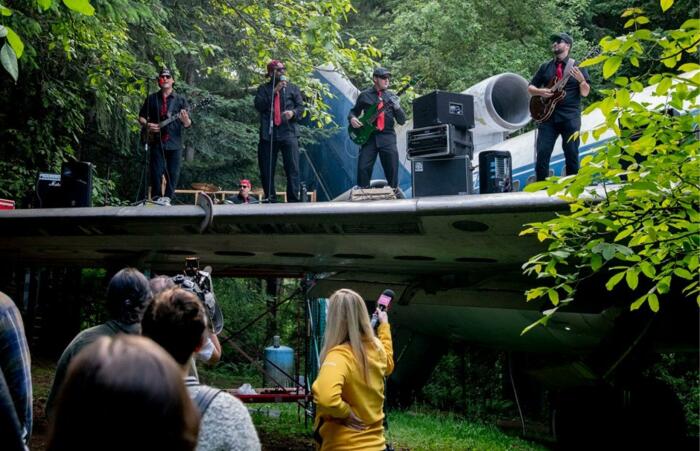 Владелец на крыле дома-самолета частенько организовывает концерты, приглашая местные рок-группы (Портленд, штат Орегон). | Фото: bugaga.ru.