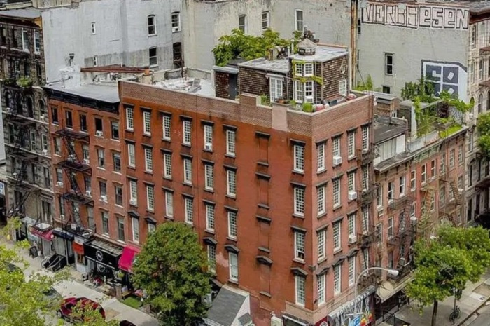 Очаровательный коттедж на крыше высотке на 1-й Восточной улице в Нижнем Манхэттене. | Фото: mungfali.com.